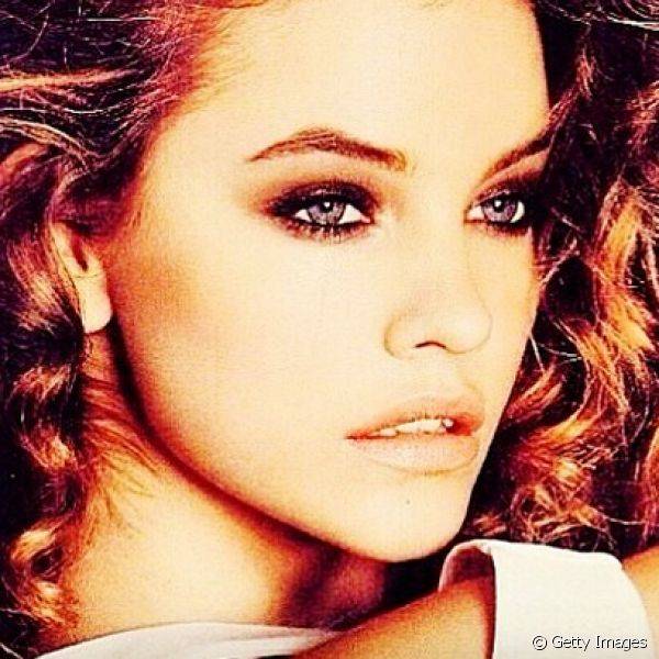 Em seu Instagram, ela costuma compartilhar makes incríveis com olhos destacados e pele perfeita